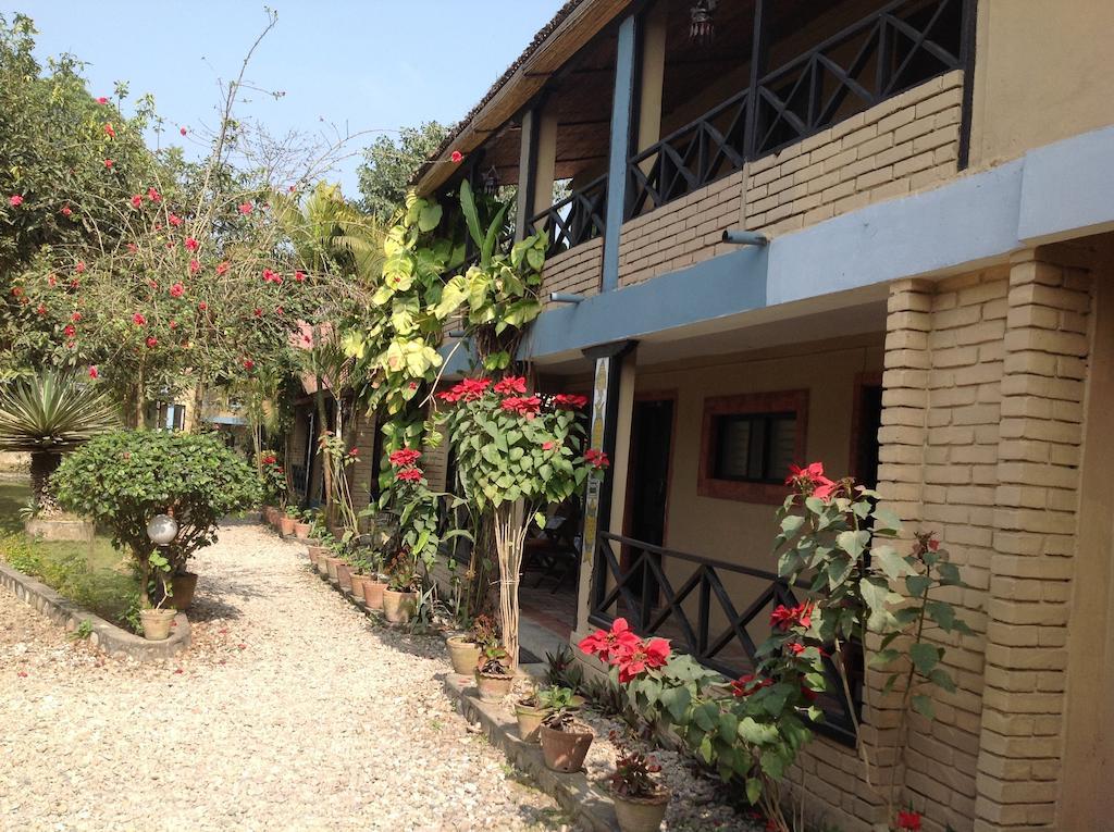 Chitwan Tiger Camp Hotel Sauraha Exterior photo