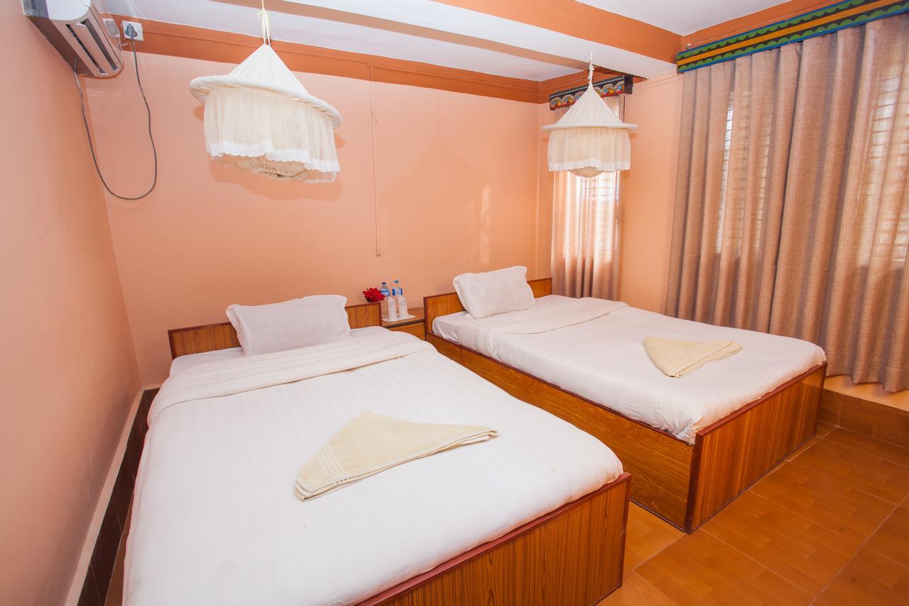 Chitwan Tiger Camp Hotel Sauraha Exterior photo
