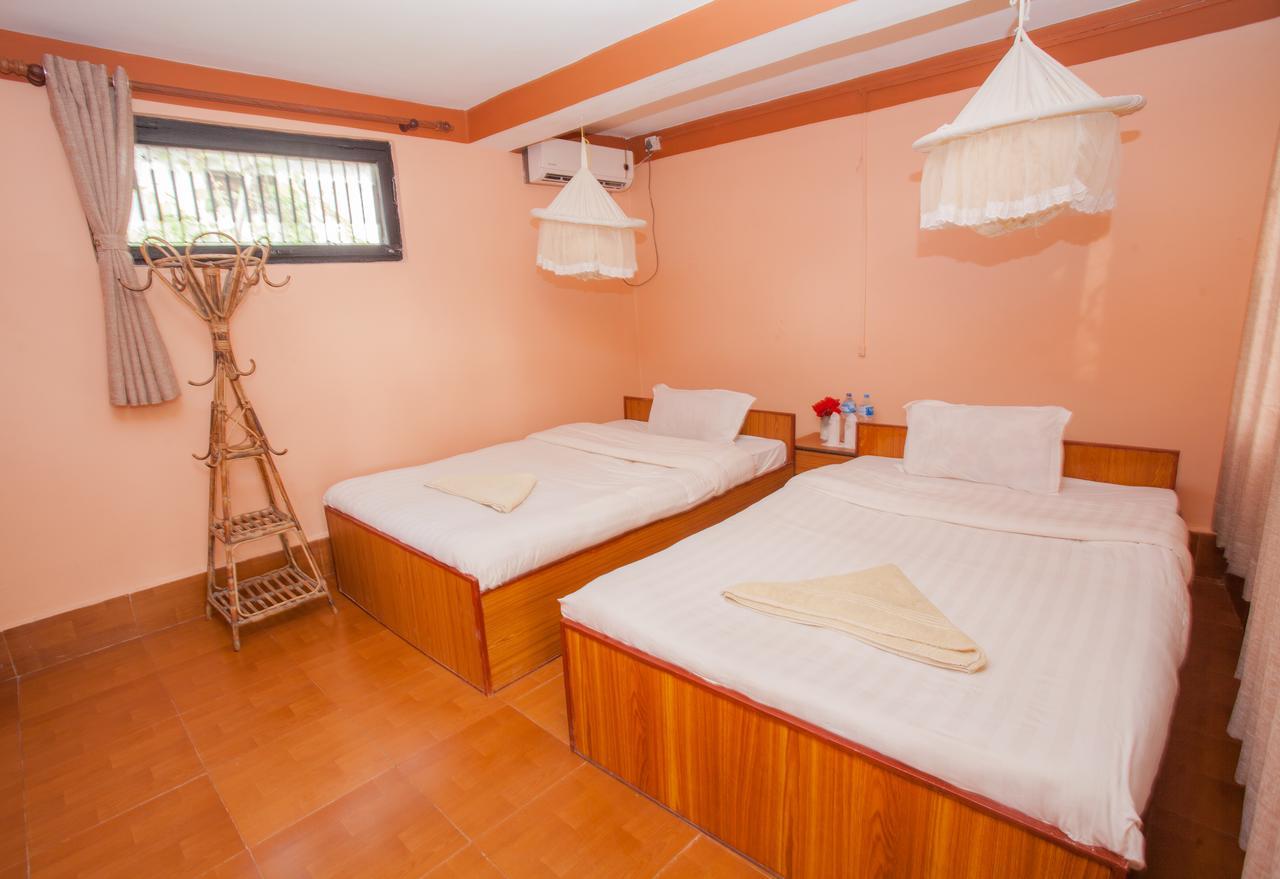 Chitwan Tiger Camp Hotel Sauraha Exterior photo